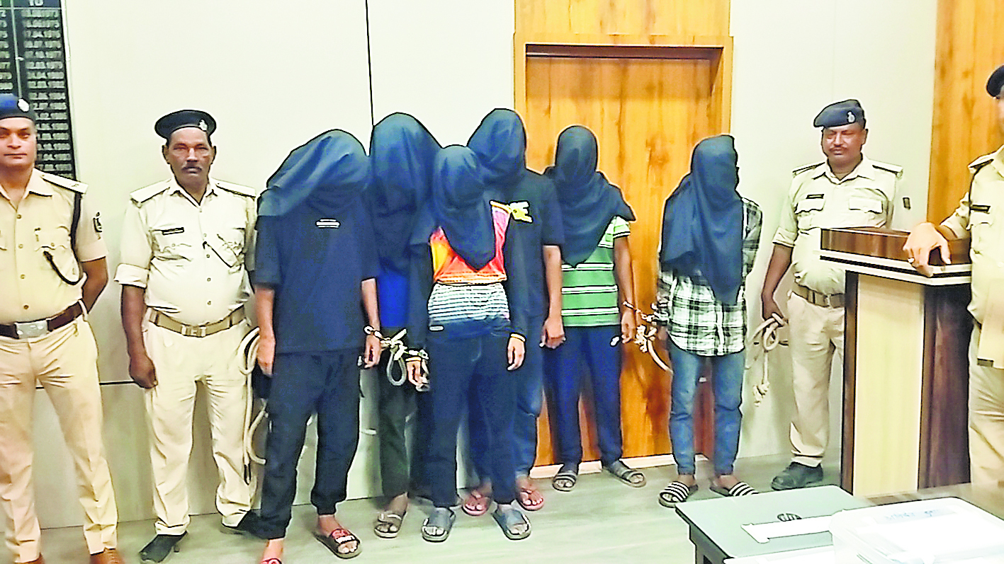 Siwan News : साइबर ठग गिरोह का भंडाफोड़, छह गिरफ्तार, लाखों की सामग्री बरामद