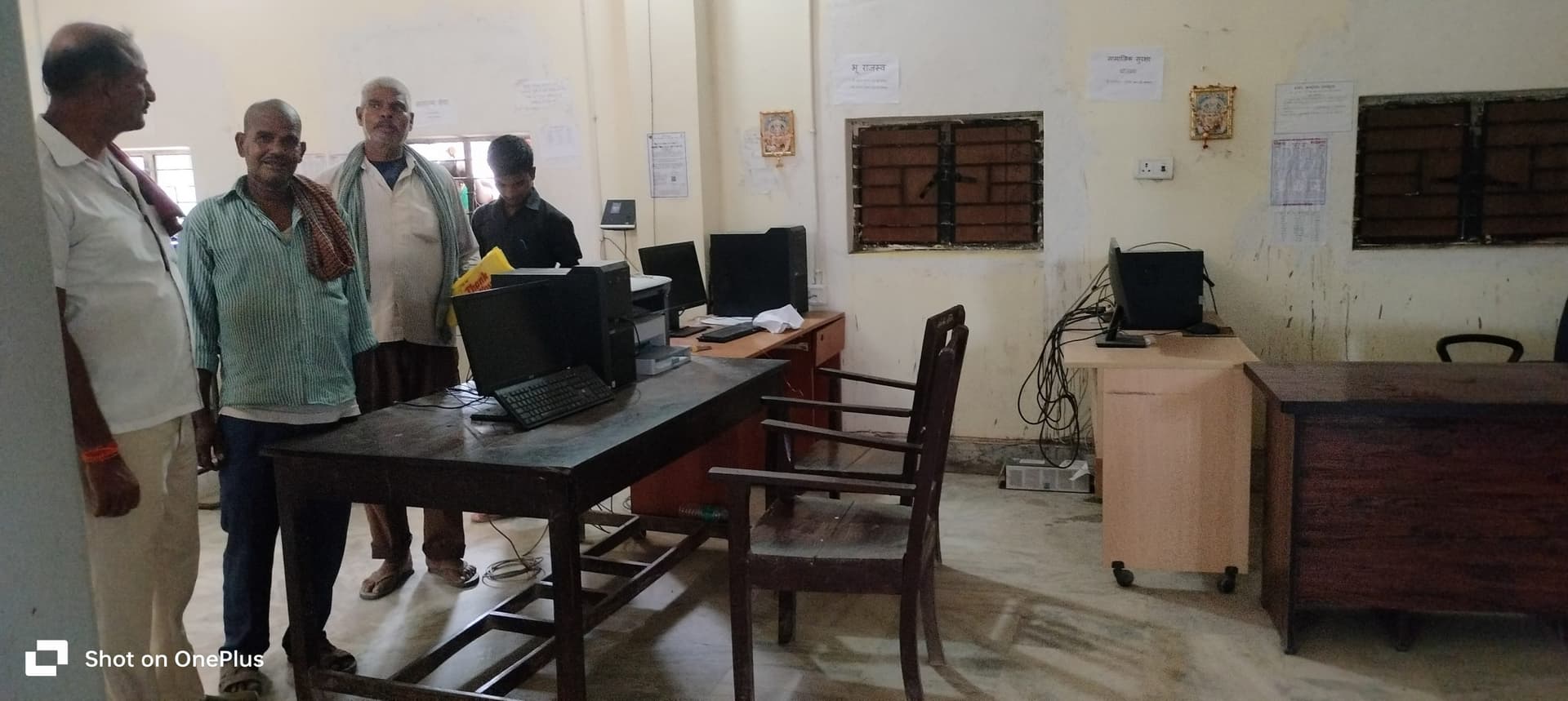 डाटा इंट्री ऑपरेटरों की हड़ताल से कार्यालयों में कार्य प्रभावित