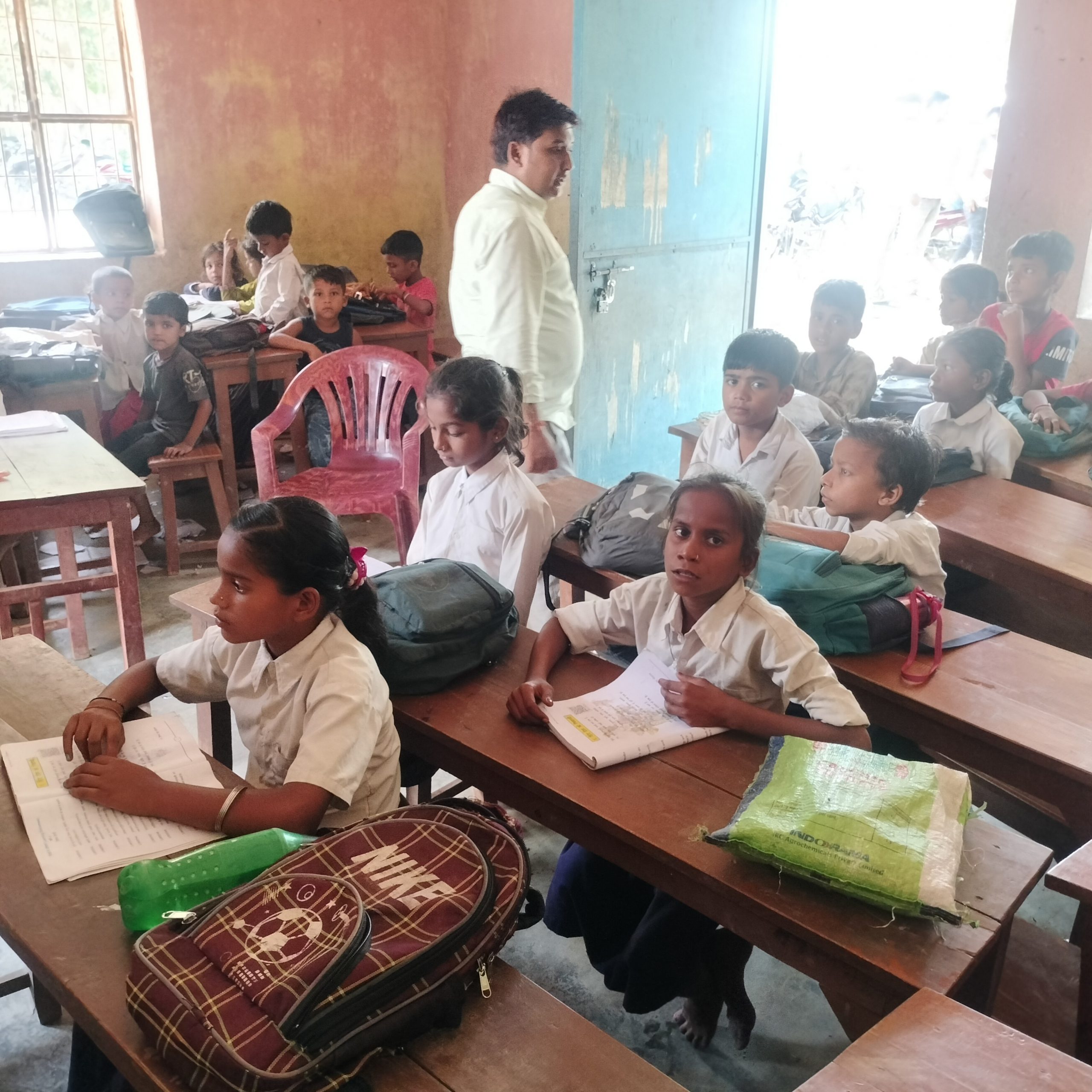 Darbhanga : आंगनबाड़ी केंद्र के एक संकीर्ण कमरे में भविष्य गढ़ रहे पहली से पांचवीं तक के बच्चे