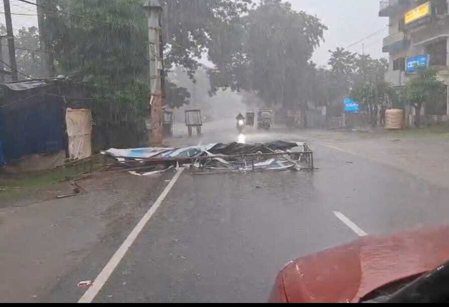 दोमुहान के पास बीच सड़क पर गिरी होर्डिंग, बचीं कई गाड़ियां