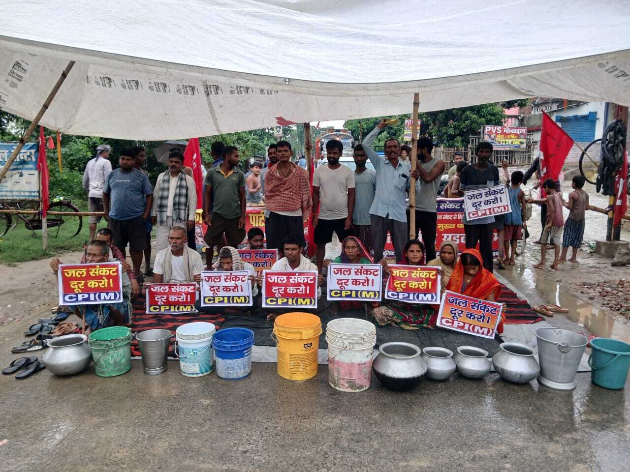 Darbhanga : पेयजल संकट दूर करने की मांग को लेकर माकपा ने किया सड़क जाम