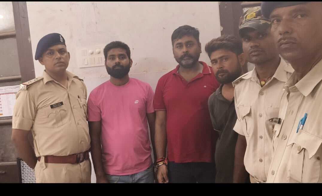 Motihari: गैंगस्टर मुकेश पाठक अपने दो सहयोगियों के साथ गिरफ्तार