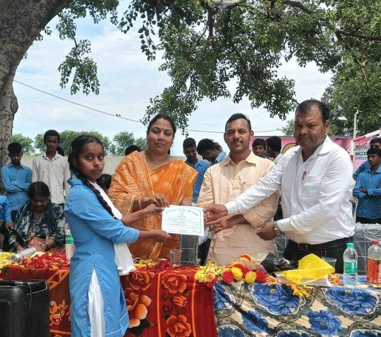 Motihari: छात्र व छात्रों के बीच प्रमाण पत्र वितरित