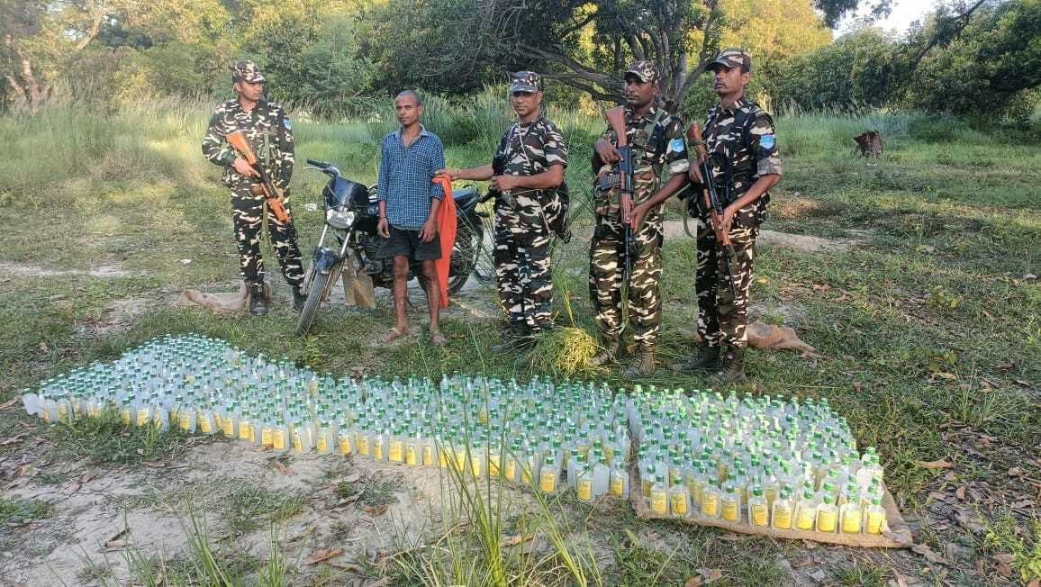Motihari: 177 लीटर नेपाली शराब जब्त, एक गिरफ्तार