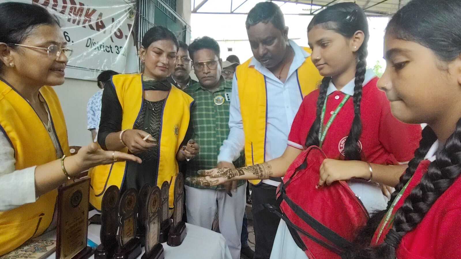 सावन महोत्सव : मेहंदी प्रतियोगिता में बच्चियों ने दिखायी प्रतिभा