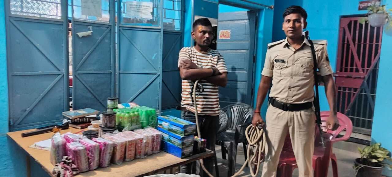 ग्रामीणों ने चोरी के आरोपी को किया पुलिस के हवाले