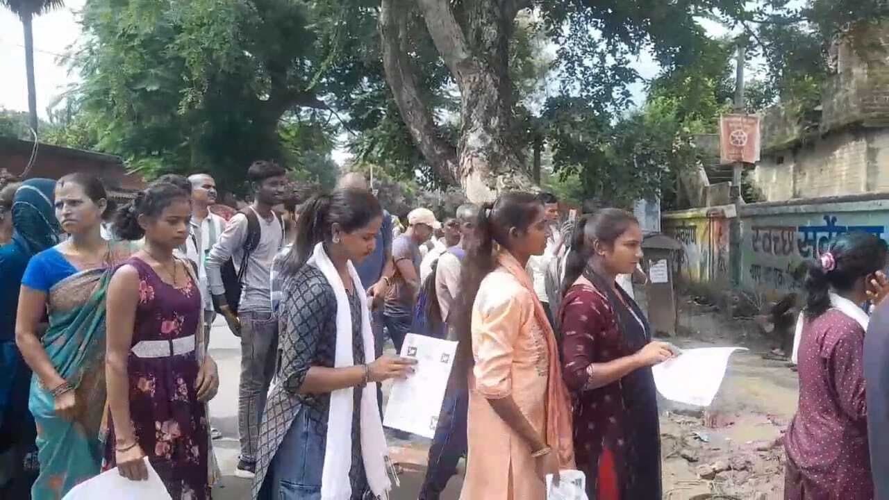 सिपाही भर्ती परीक्षा: डिवाइस के साथ परीक्षा देते अभ्यार्थी पकड़ा