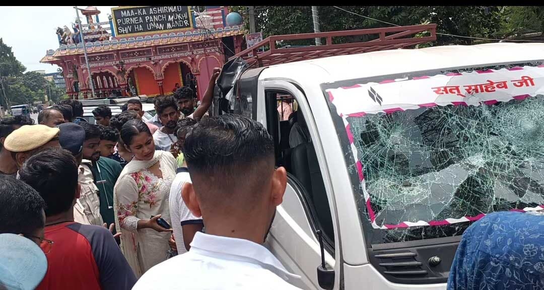 हिंदू संगठन ने पुस्तक के बेचे जाने पर जताया विरोध, किया गाड़ी क्षतिग्रस्त
