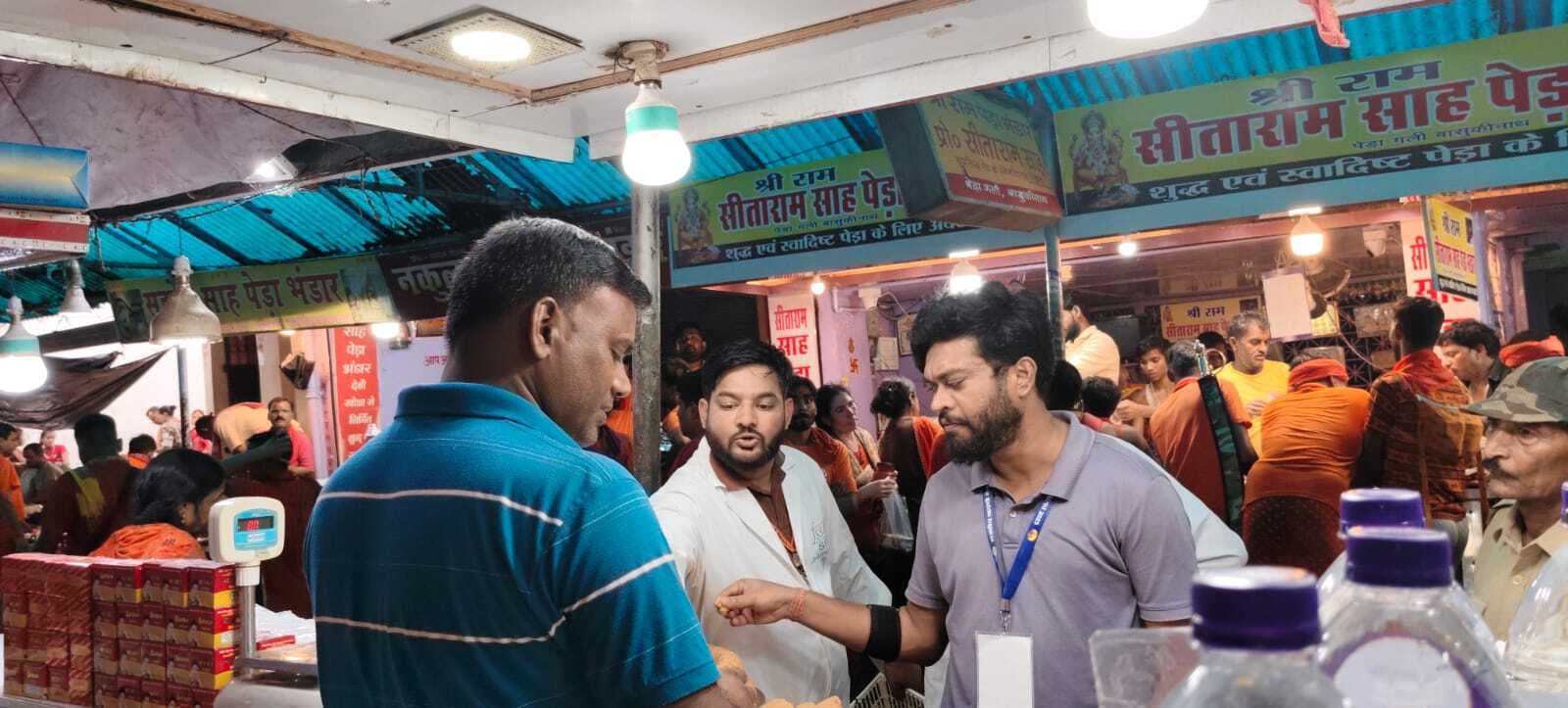 बासुकिनाथ पेड़ा गली में 200 किलो फंगस लगा पेड़ा किया जब्त