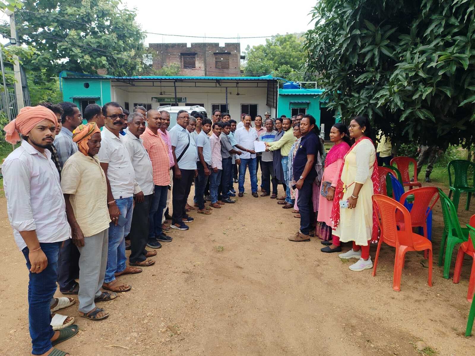 Chaibasa News : राशन डीलरों की समस्याओं को राज्य सरकार के समक्ष रखेंगे : दीपक बिरुवा