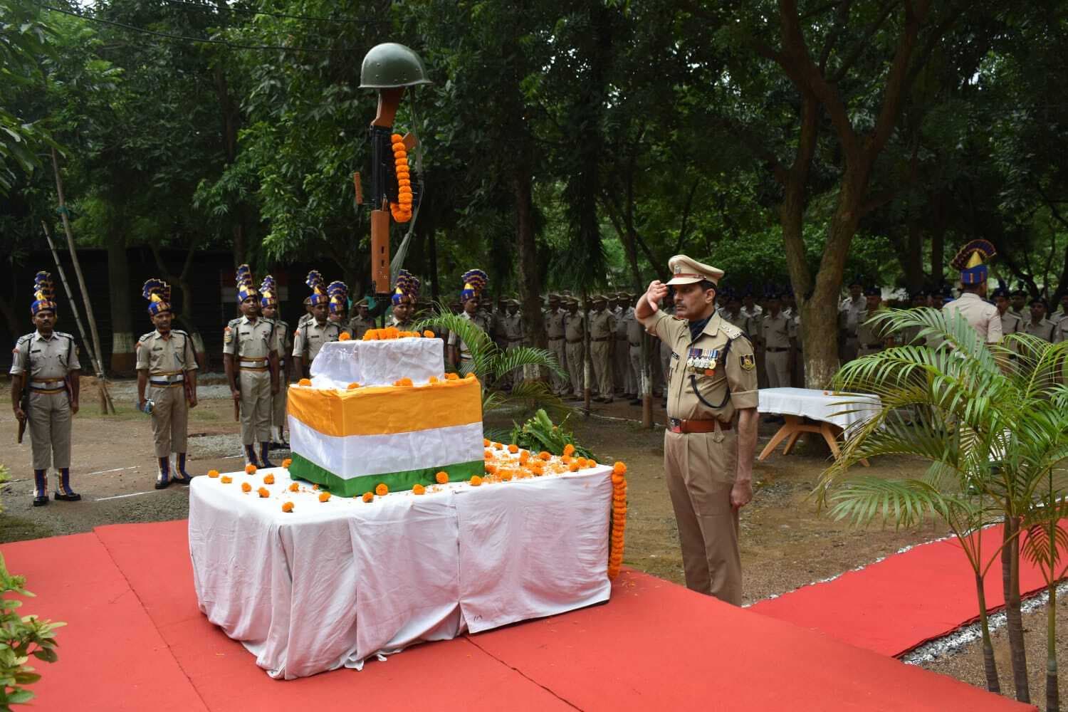 Chaibasa News : सीआरपीएफ दुर्जेय संगठन बना : डीआइजी