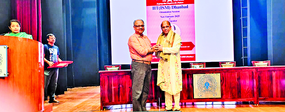 Dhanbad News: राष्ट्र निर्माण में भागीदारी निभायें छात्र : सुव्रोकमल