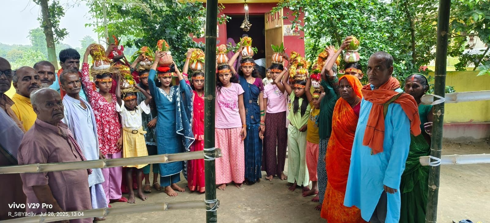 नाग पंचमी को लेकर पुरीख विषहरी स्थान के लिए निकली कलश व शोभायात्रा