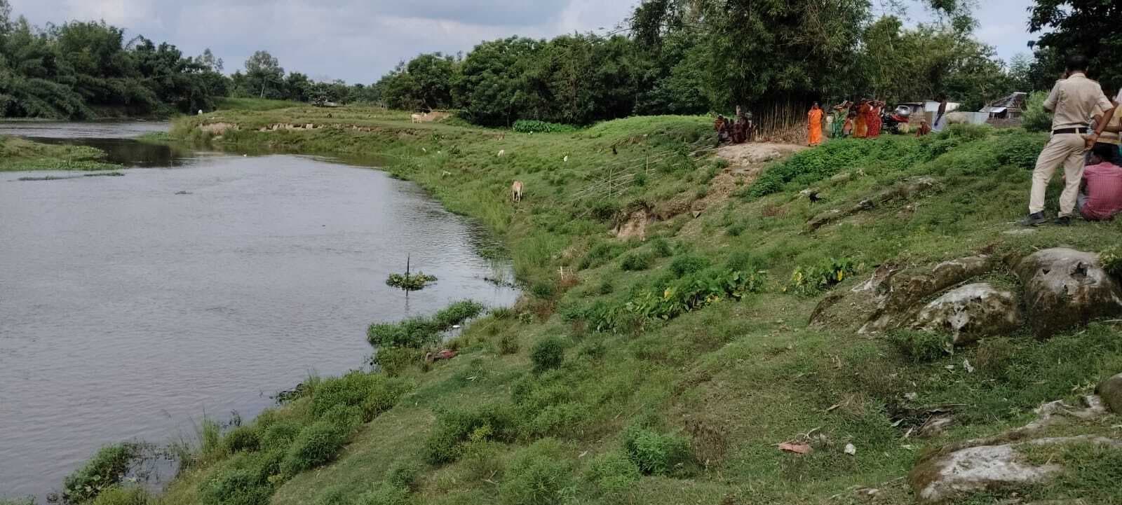बारसोई महानंदा नदी में मिला अज्ञात अधेड़ का शव, जांच में जुटी पुलिस