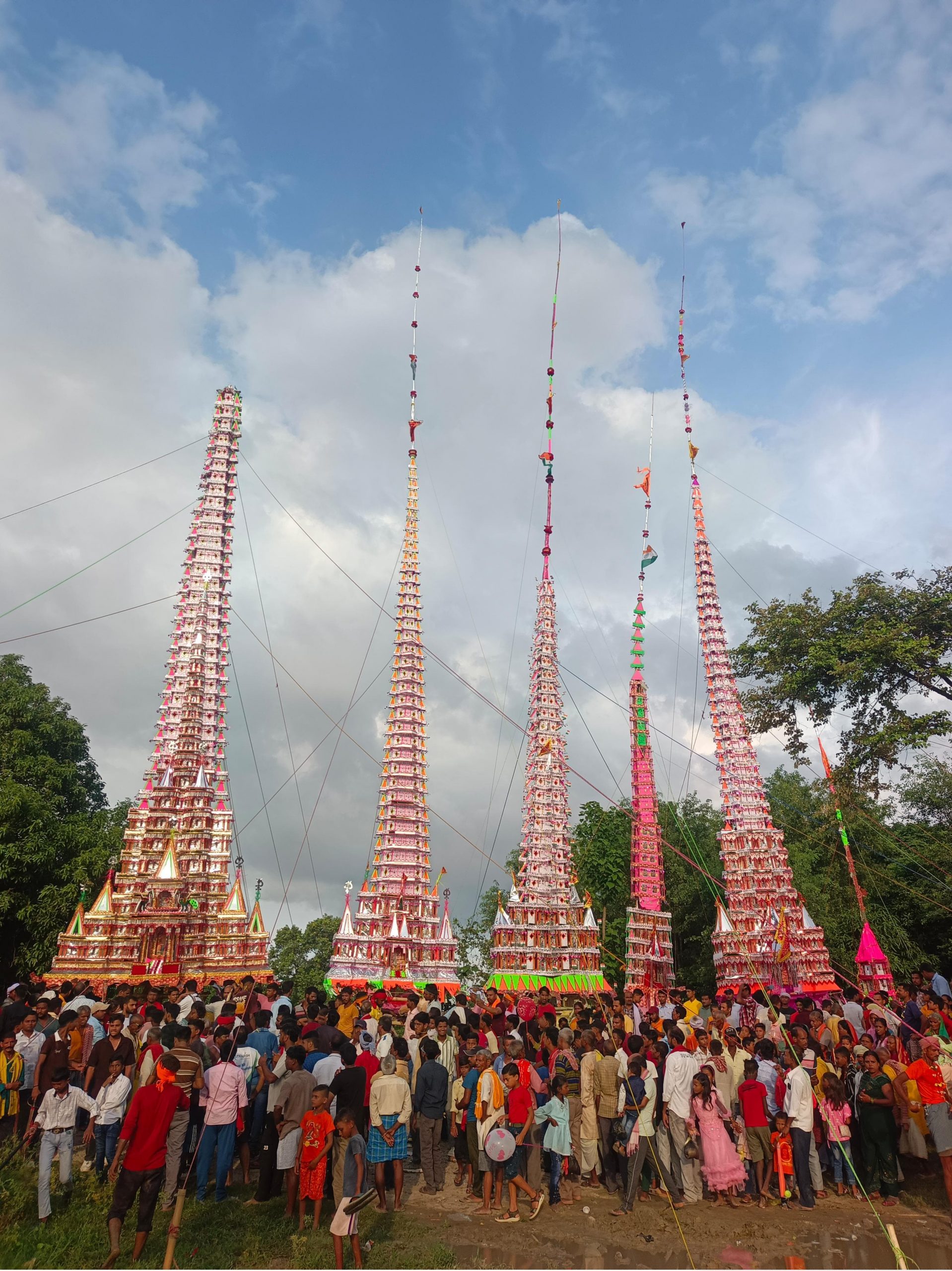 Motihari: महावीरी झंडा जुलूस में युवाओं ने दिखाए करतब