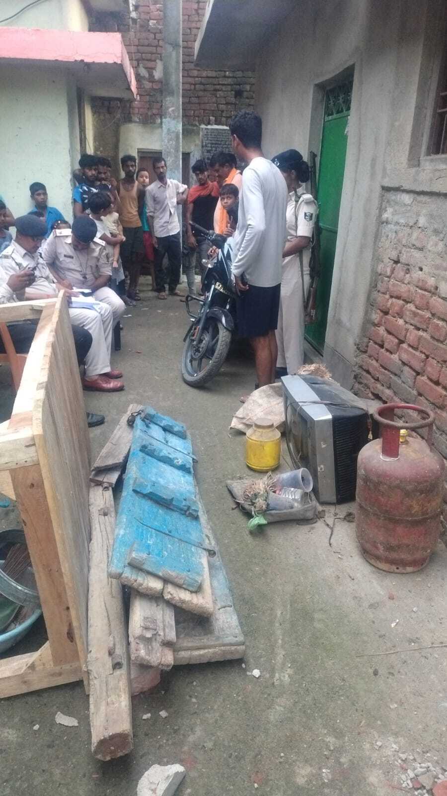 न्यायालय के आदेश पर पुलिस ने की कुर्की जब्ती