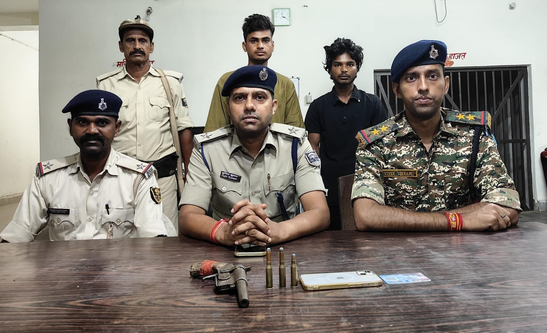 चोरी की बाइक, कट्टा व कारतूस के साथ दो गिरफ्तार