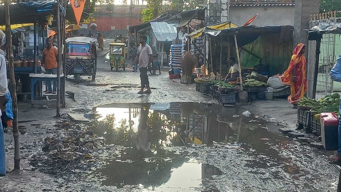 सफाई कर्मी हड़ताल पऱ स्टेशन बाजार में गंदगी का अंबार