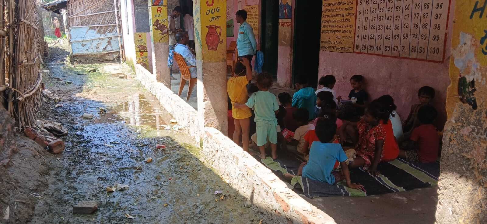 मध्य विद्यालय, कौनियां के दो कमरे में पढ़ते हैं चार सौ से अधिक बच्चे