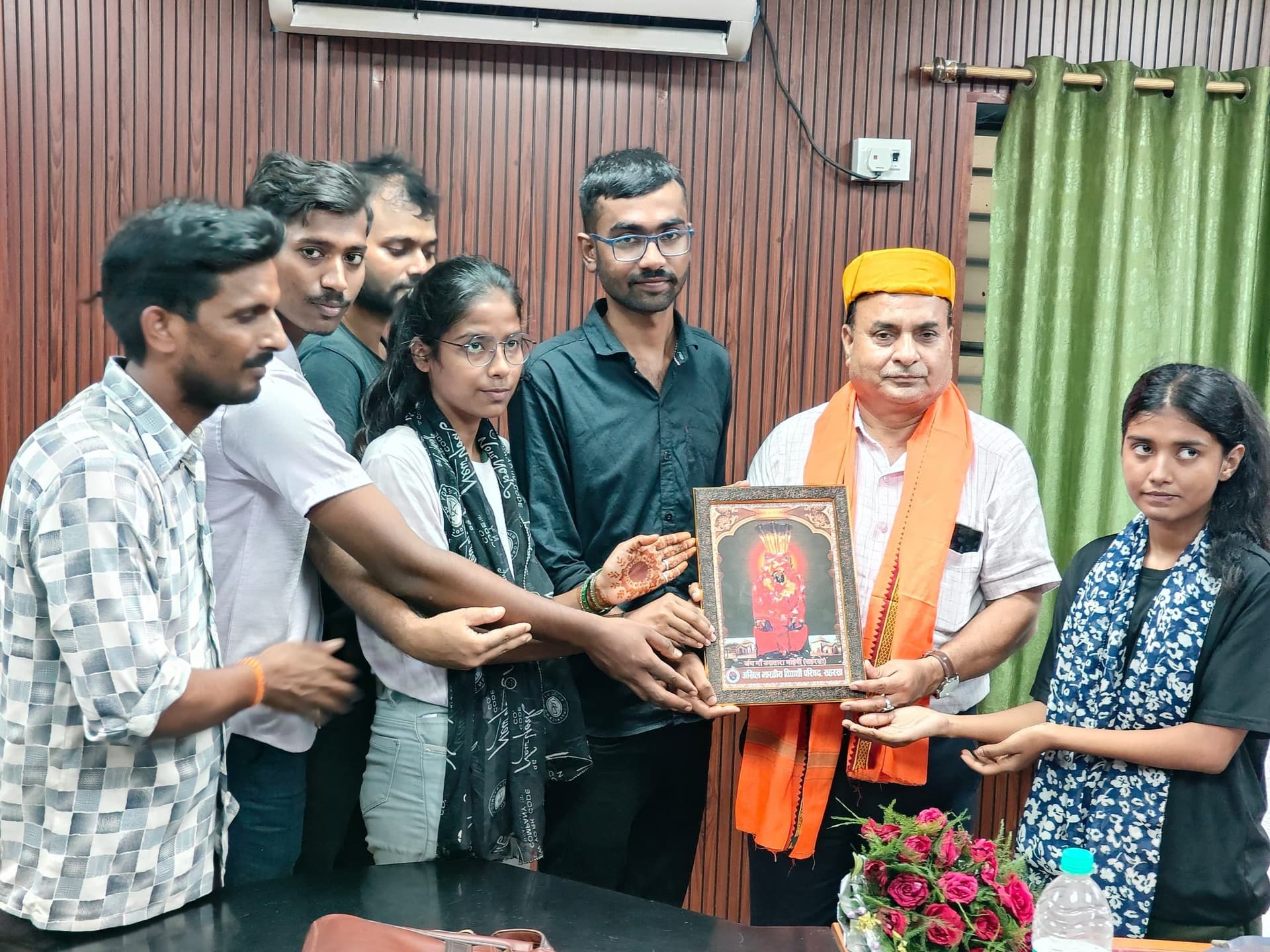 एमएलटी कॉलेज में प्रधानाचर्य को अभाविप कार्यकर्ताओं ने किया सम्मानित