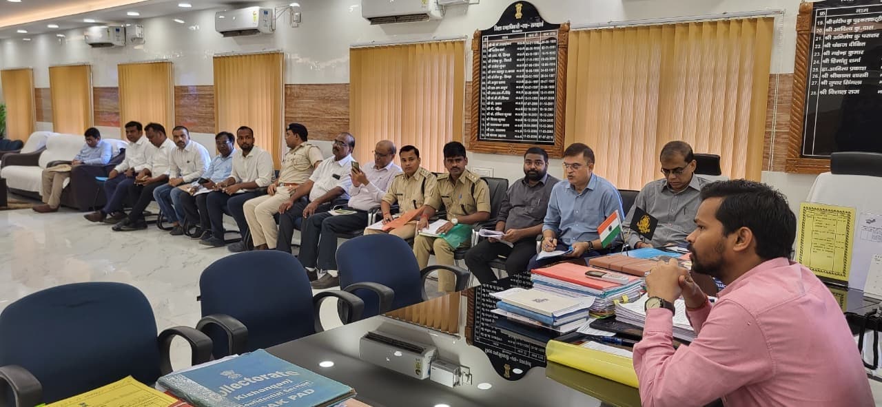 अतक्रिमण हटाने के लिए चलाये अभियान: जिलाधिकारी