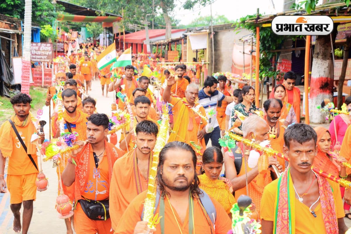 Shravani Mela 2025: कांवरिया पथ पर शिवभक्तों का रेला, बाबा मंदिर से 30 किलोमीटर दूर तक लगी भीड़