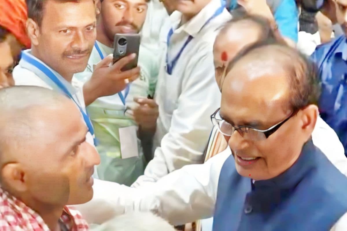 Bihar News: बिहार के किसानों ने की कृषि मंत्री शिवराज सिंह चौहान से शिकायत ‘खाद के साथ जबरदस्ती बोतल थमा देता है’ Bihar News: बिहार के किसानों ने की कृषि मंत्री शिवराज सिंह चौहान से शिकायत ‘खाद के साथ जबरदस्ती बोतल थमा देता है’