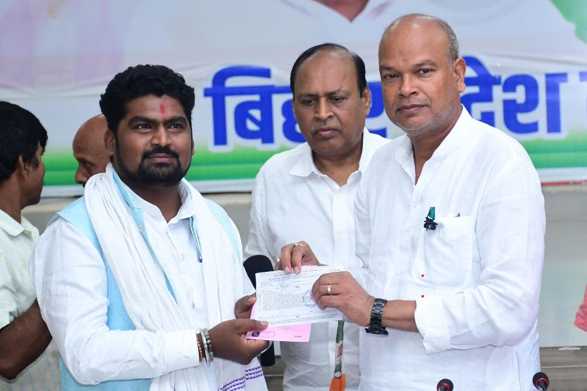 Bihar News: विधानसभा चुनाव से पहले कांग्रेस का बड़ा दांव, VIP के प्रदेश महासचिव लालू दांगी ने थामा ‘हाथ’ Bihar News: विधानसभा चुनाव से पहले कांग्रेस का बड़ा दांव, VIP के प्रदेश महासचिव लालू दांगी ने थामा ‘हाथ’