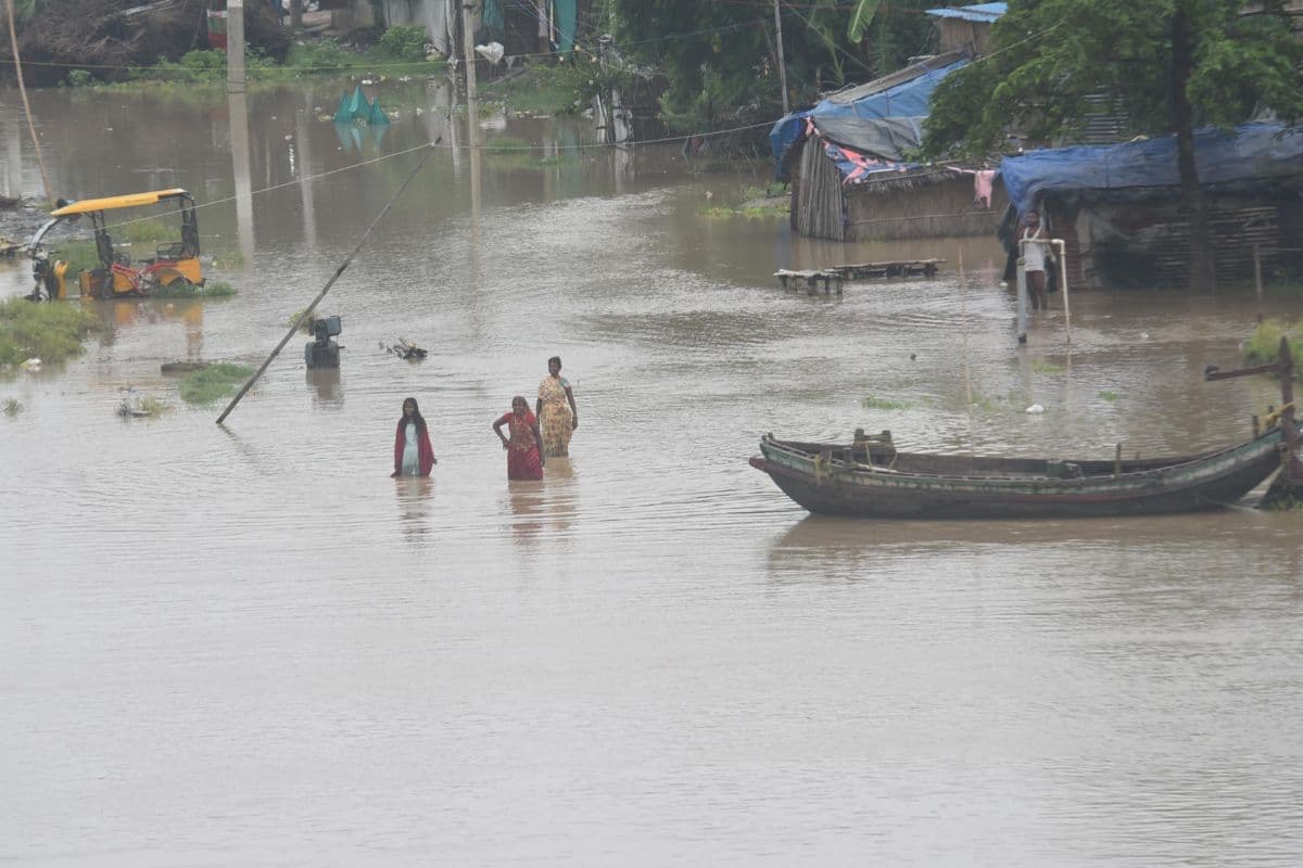 Photos: 12 तस्वीरों में देखें बिहार में गंगा का रौद्र रूप, पटना-भागलपुर में भी घरों में घुसा बाढ़ का पानी