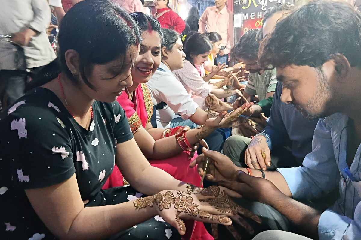 Hartalika Teej 2025: पति की लंबी आयु के लिए सुहागिन महिलाएं करेंगी निर्जला उपवास, हरितालिका तीज को लेकर बाजार गुलजार