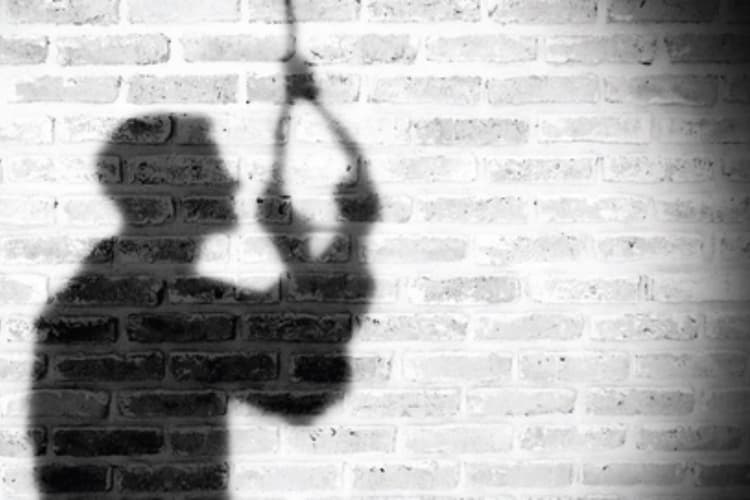 Suicide News: परिवार से बात करते हुए फांसी के फंदे से झूल गया रेलकर्मी, 6 महीने पहले हुई थी शादी