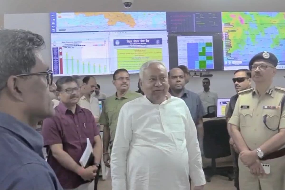 CM Nitish Kumar: आपदा प्रबंधन विभाग के कंट्रोल रूम पहुंचे सीएम नीतीश, अधिकारियों को कर दिया अलर्ट