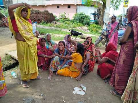 करंट लगने से मजदूर की मौत, ग्रामीणों ने मुआवजे को लेकर किया हंगामा