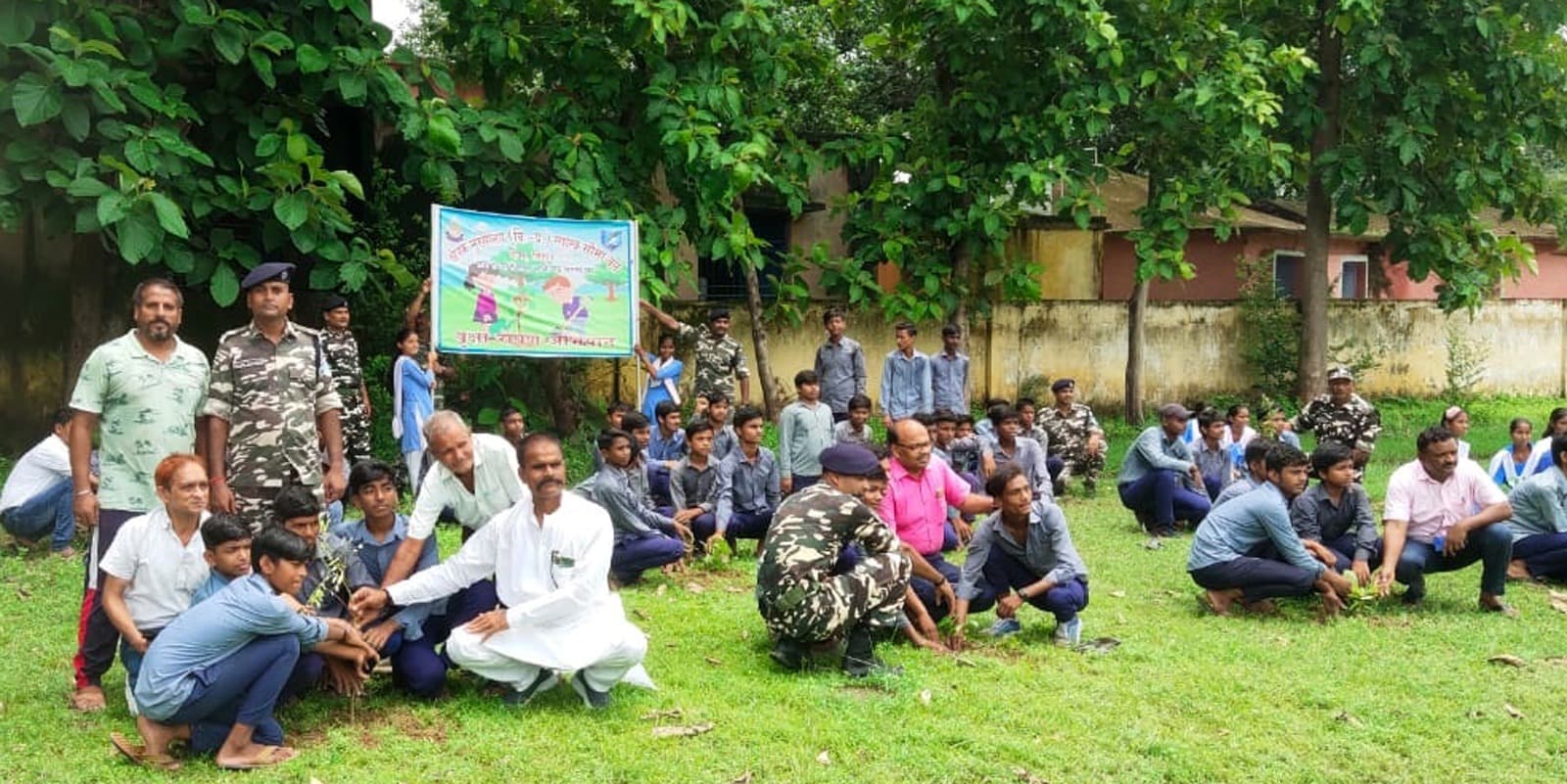 एसएसबी जवानों ने स्कूल परिसर में चलाया पौधारोपण अभियान, 200 पौधे लगाये