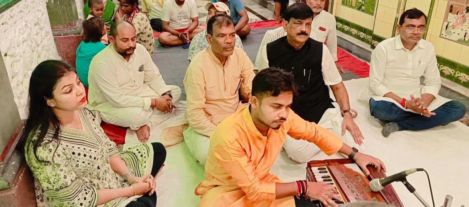 झूलनोत्सव पर प्रेम मंदिर में बह रही भक्ति की बयार