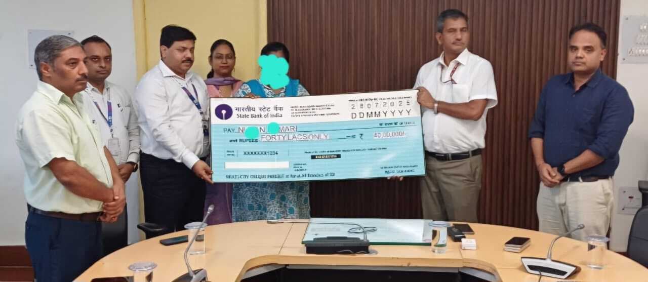 दिवंगत रेलकर्मी की विधवा को सौंपा 40 लाख रुपये का चेक