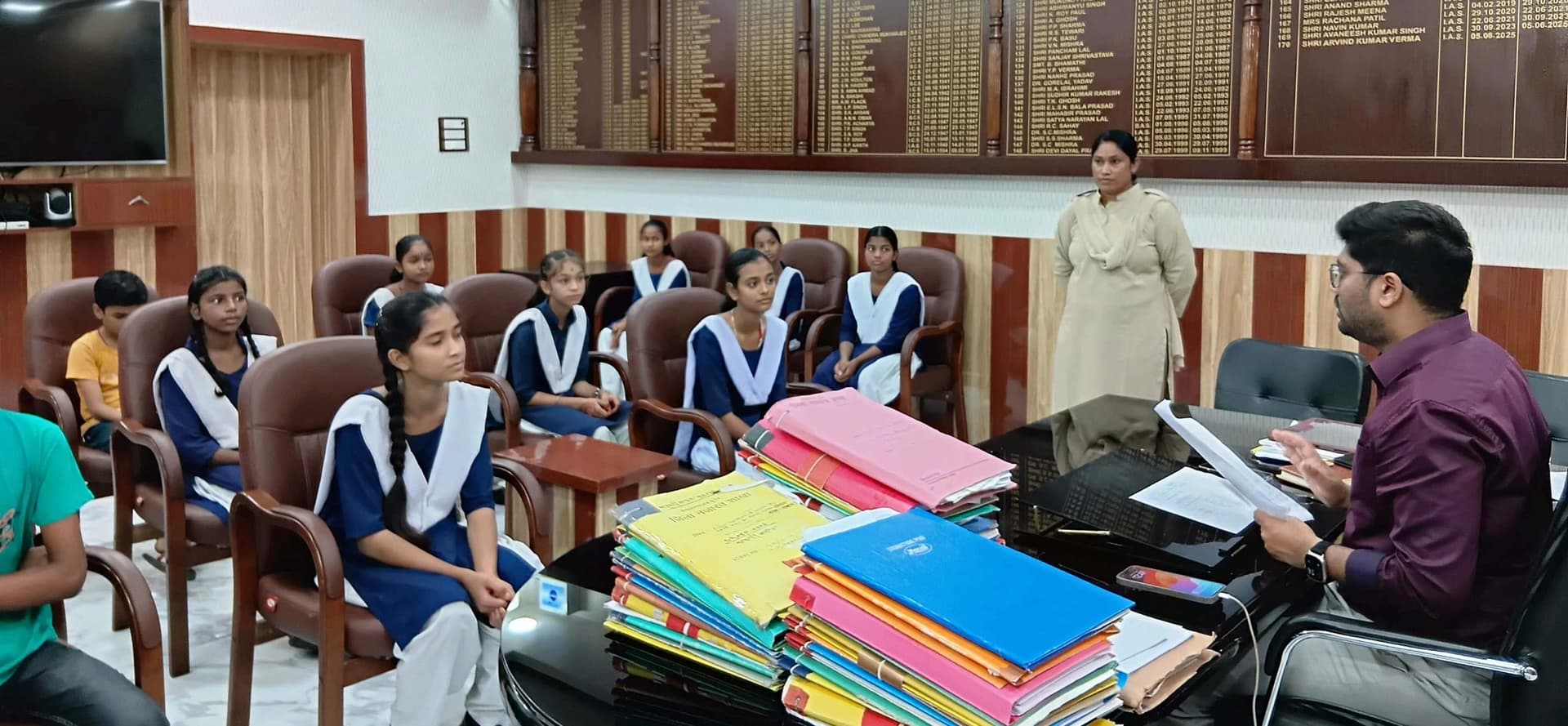 सर… हमारे विद्यालय में शिक्षकों की भारी कमी है, पूर्ण नहीं हो पा रहा पाठ्यक्रम