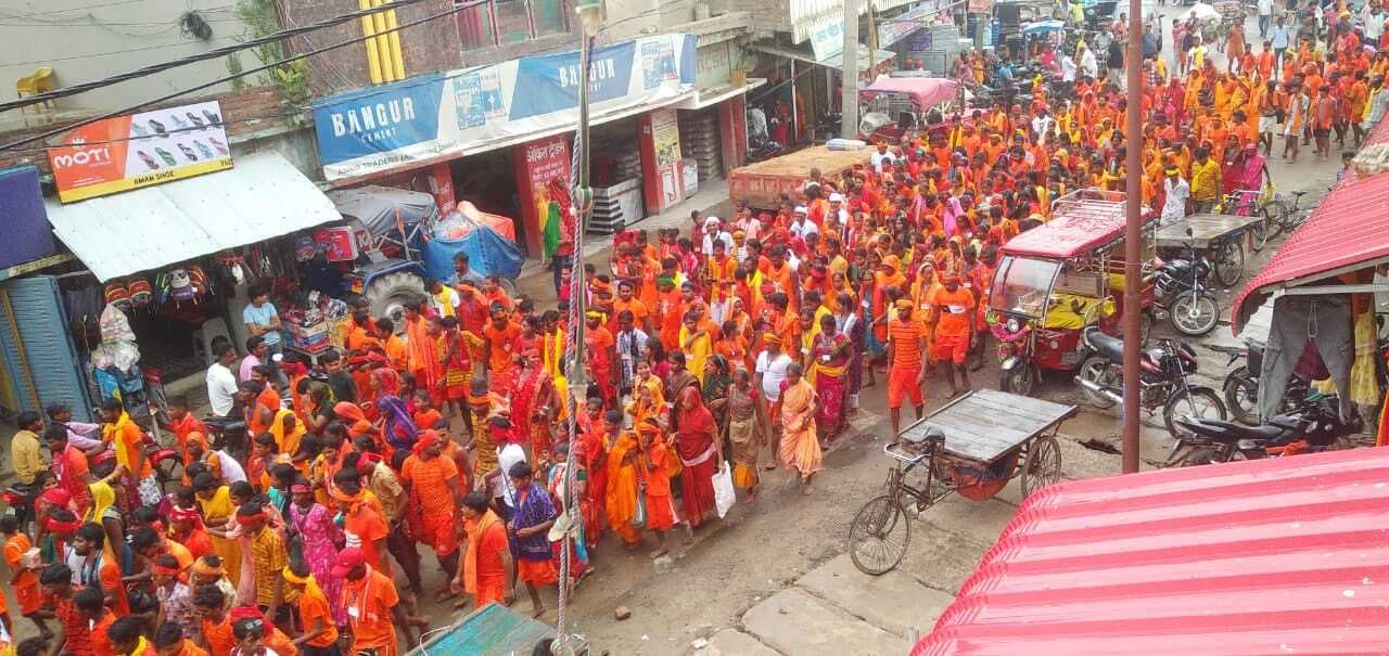 महादेवपुर घाट से जल भरने को 108 फीट का कांवर लेकर कांवरिया रवाना