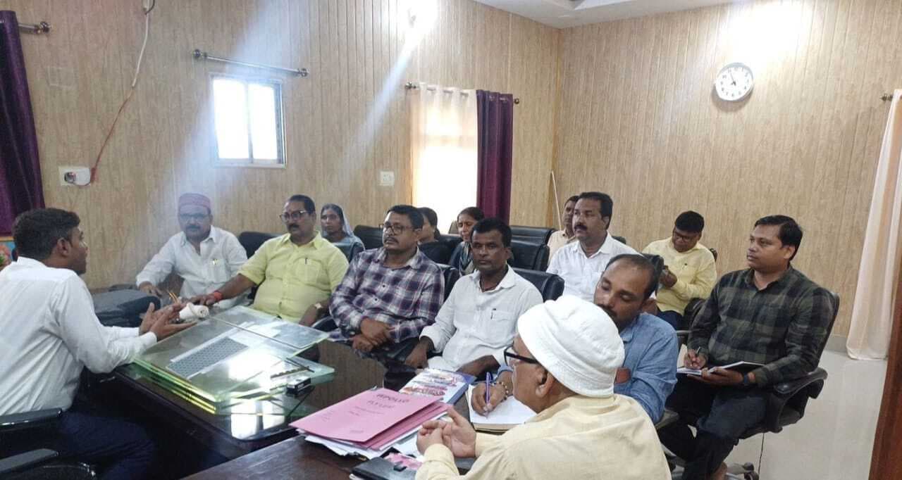 बाढ़ पूर्व तैयारी को ले सीओ ने किया जनप्रतिनिधियों के साथ समीक्षा बैठक