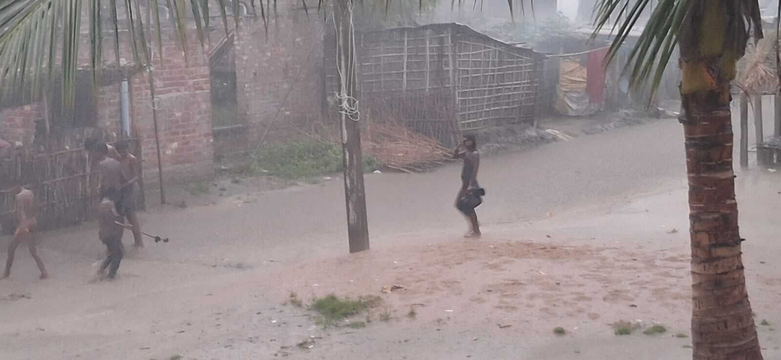 बालू टोला सड़क पर जलजमाव व कचरे से परेशानी