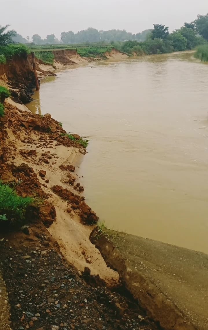 Deoghar News : डढ़वा नदी उफान पर, कटाव से खेती योग्य जमीन पानी में समायी