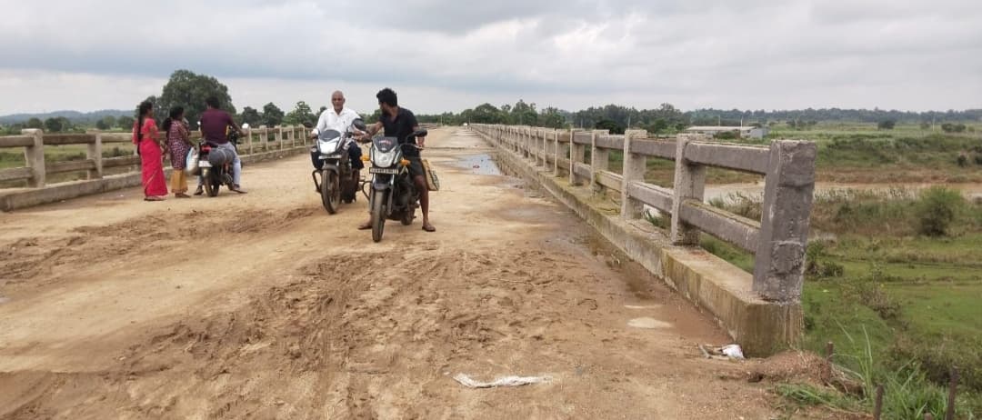 Chaibasa News : जैंतगढ़ : 17 वर्षों में नहीं बना आरडीइ पुल का पहुंच पथ