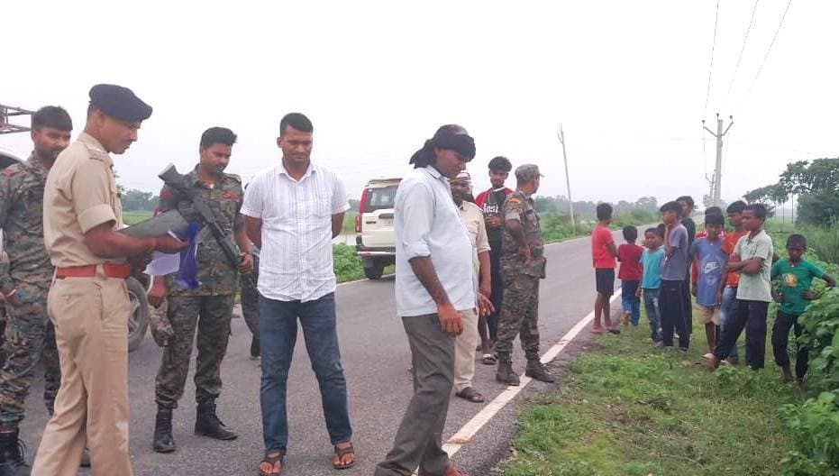 ओबरा में सड़क के किनारे अज्ञात वृद्ध का मिला शव