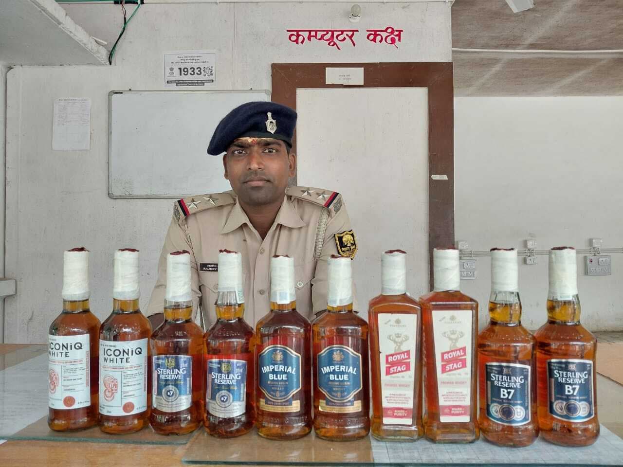 पिकअप से भारी मात्रा विदेशी शराब बरामद