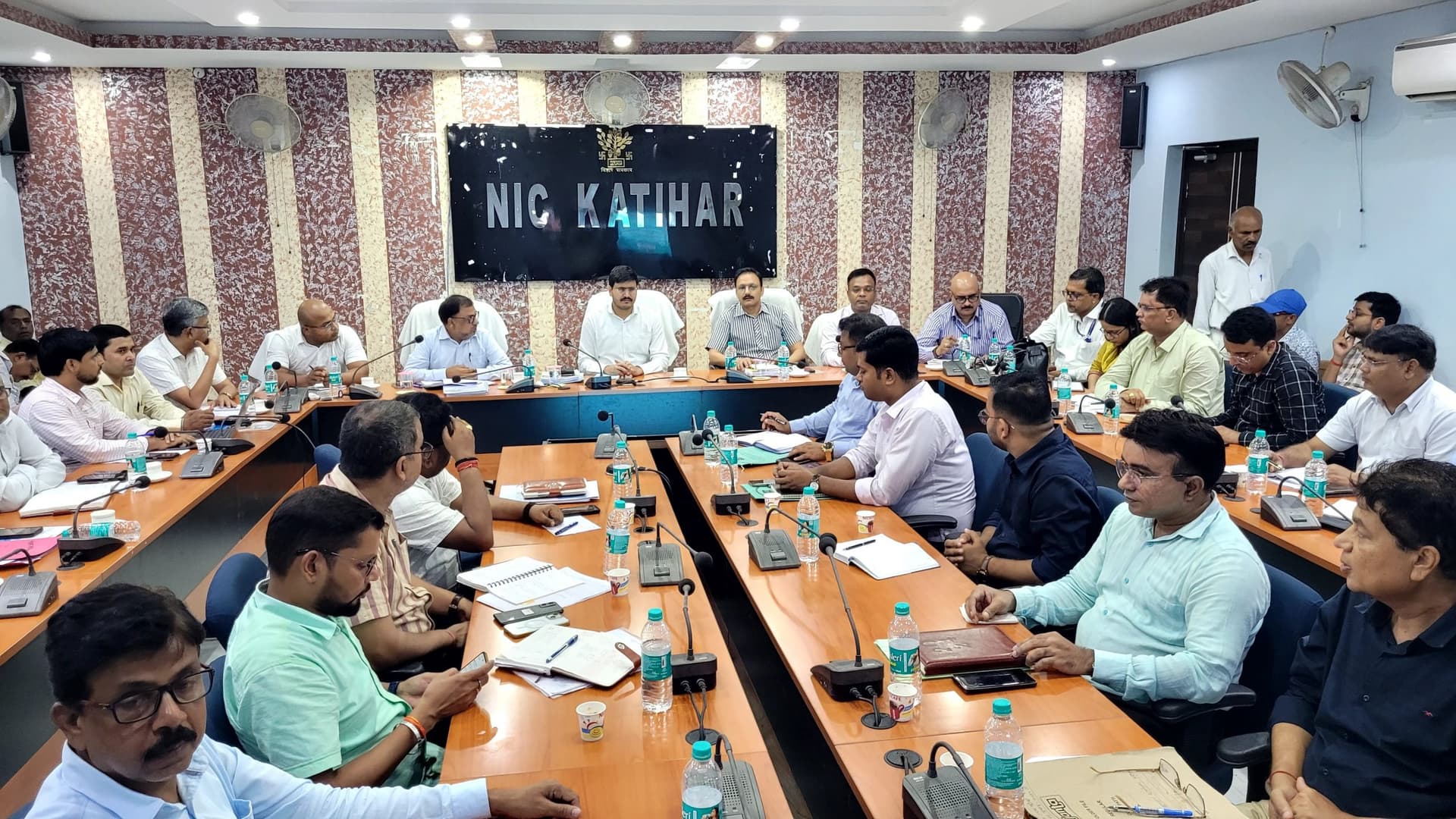 राष्ट्रीय आपदा प्रबंधन प्राधिकरण से की टीम के साथ डीएम ने की बैठक