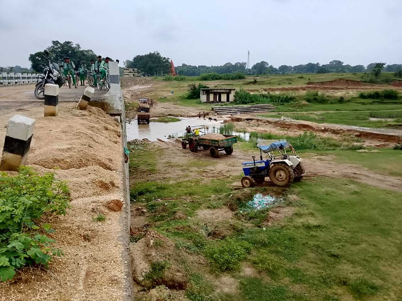 रोक के बावजूद बालू का उठाव