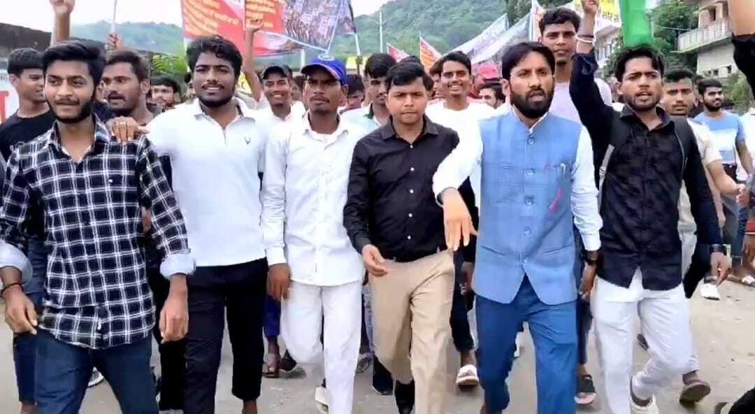 शिक्षकों और विद्यार्थियों का जोरदार प्रदर्शन, एसएससी में अनियमितता का आरोप
