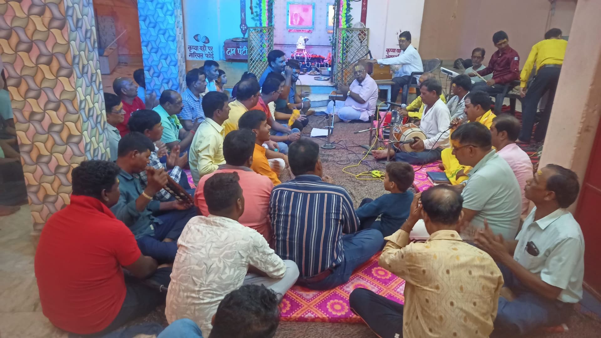 शिव मंदिर प्रांगण में भजन-कीर्तन पर झूमे श्रद्धालु