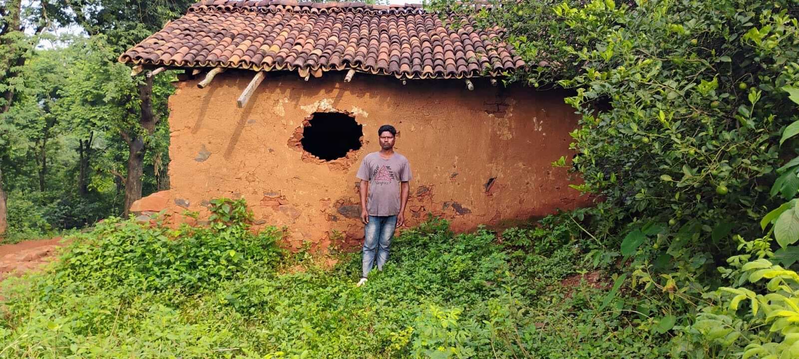 Chaibasa News : जामपानी में हाथी ने तीन घरों को क्षतिग्रस्त किया