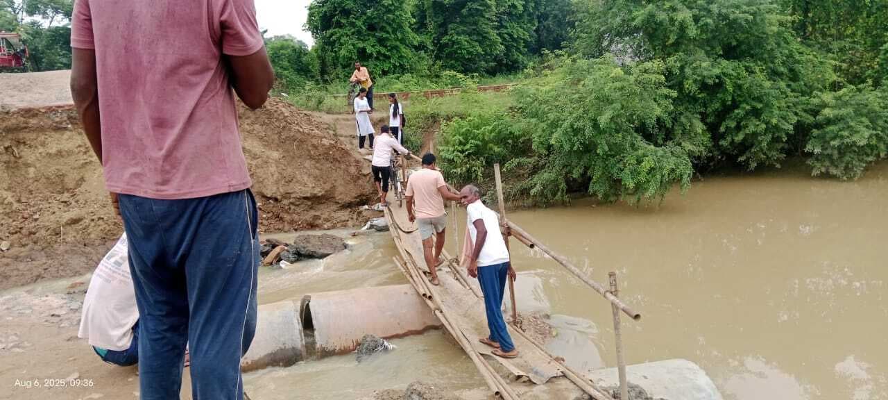 जान जोखिम में डालकर क्षतिग्रस्त डायवर्सन पार कर रहे लोग